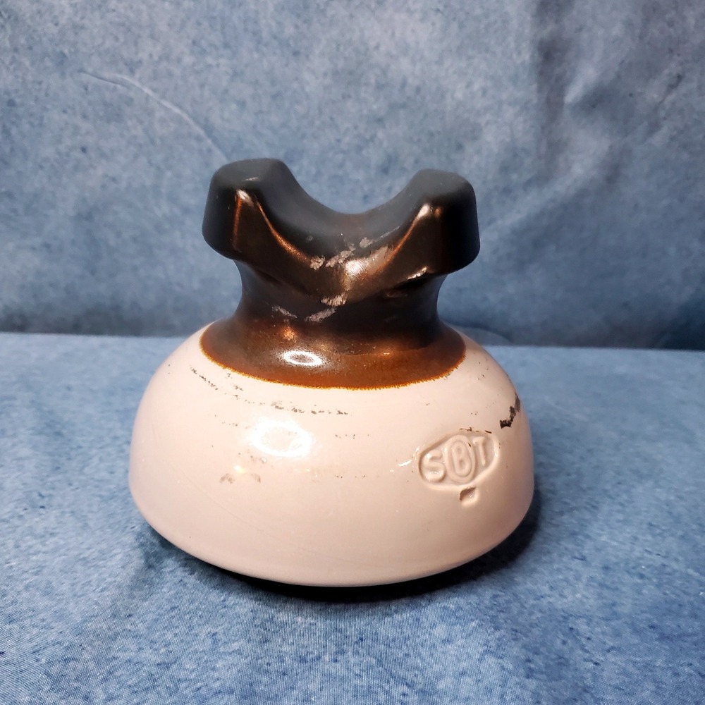Vintage SBT Ohio Brass Co. Two-Tone Brown & White Porcelain Saddle Insulator - Picture 6 of 10
